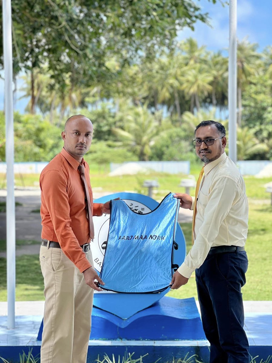 Baarashu School (@baarashuschool) on Twitter photo ސްކޫލްގެ ހޭންޑް ބޯލް ޓީމަށް ޖާރޒީ ހަދިޔާ ކޮށްދެއްވާފައި ވާތީ ބެލެނިވެރިން، ދަރިވަރުން އަދި ސްކޫލްގެ އެންމެހާ މުއަށްޒަފުންގެ ނަމުގައި ފަރިމާ ނިރު ފިހާރައަށް ނުހަނު އިޙްލާސްތެރި ކަމާއިއެކު ޝުކުރު ދަންނަވަން!
<a href="/MoEdumv/">Ministry of Education</a> ސްކޫލްގެ ހޭންޑް ބޯލް ޓީމަށް ޖާރޒީ ހަދިޔާ ކޮށްދެއްވާފައި ވާތީ ބެލެނިވެރިން، ދަރިވަރުން އަދި ސްކޫލްގެ އެންމެހާ މުއަށްޒަފުންގެ ނަމުގައި ފަރިމާ ނިރު ފިހާރައަށް ނުހަނު އިޙްލާސްތެރި ކަމާއިއެކު ޝުކުރު ދަންނަވަން!
<a href="/MoEdumv/">Ministry of Education</a>