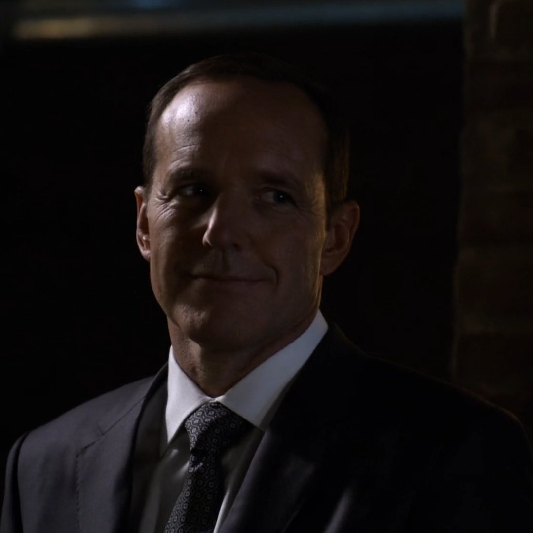 Madss_ness's tweet photo. Tell me why they looked at each other like that after Bobbi and Hunter's reunion?? 🤔😏
#AgentsofSHIELD #Philinda #Huntingbird https://t.co/Se7pElCv2a