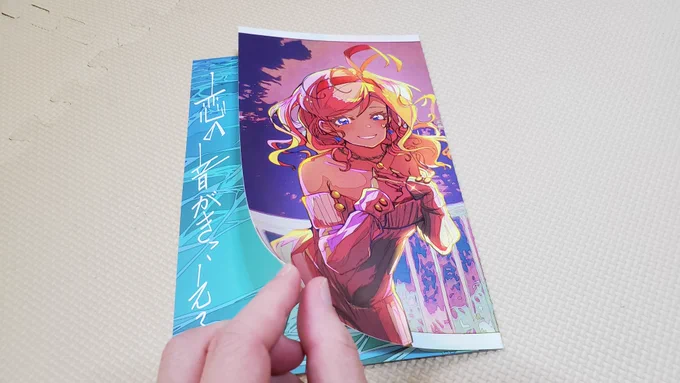今回の本のこだわりポイントは、表紙のカット製本もそうですが、表紙の紙には繊維感の強い紙を使い、そこに発色鮮やかなRGB印刷をのせることで、絵画のような質感を目指しました。1つの線にもカラーインクであるような微妙な色彩のグラデーションを使用し、それが高発色で完璧に再現されてます!! 
