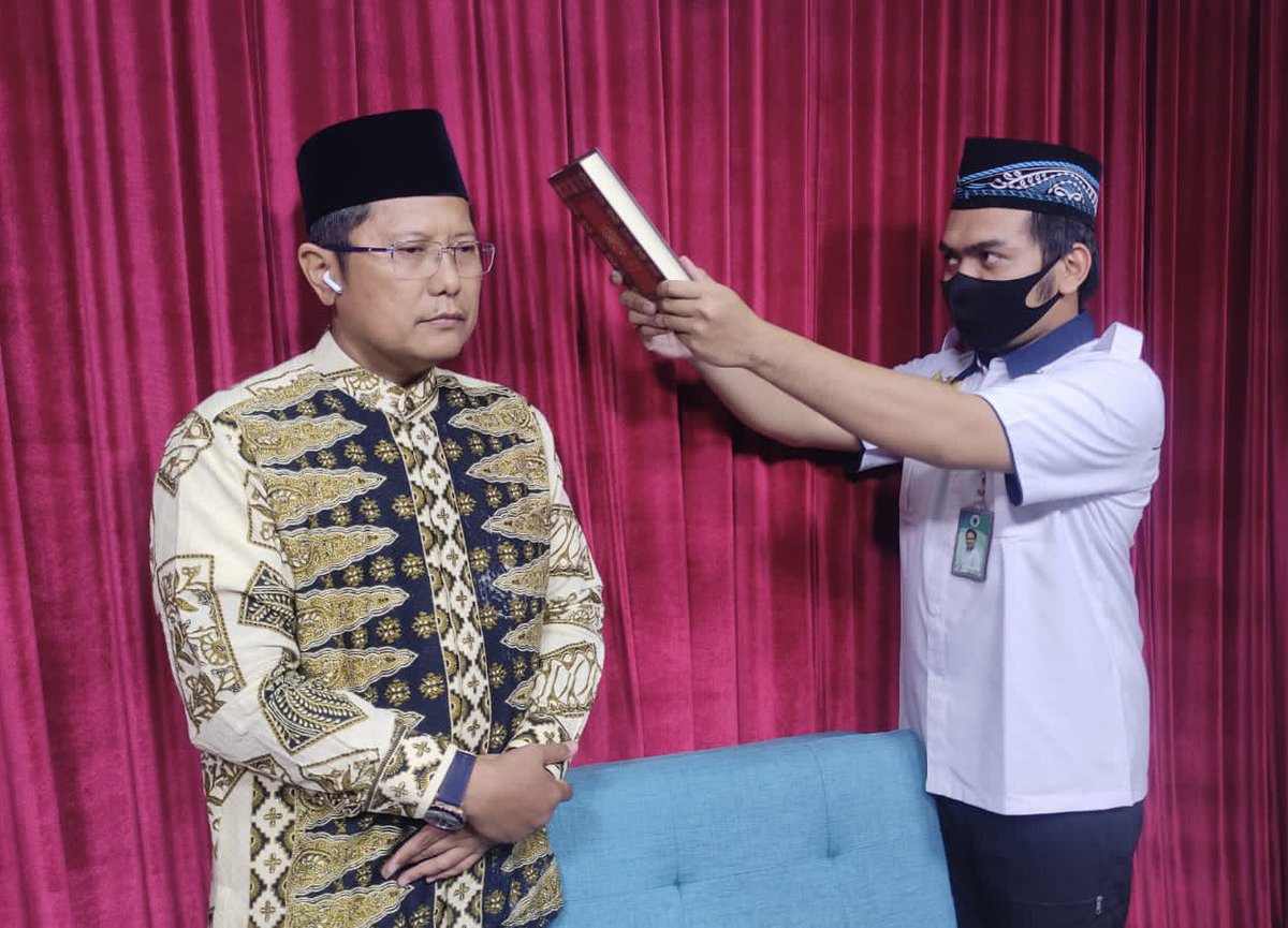 cholilnafis's tweet photo. 1. Baru saja selesai saya memberi keterangan ahli dalam sidang Judicial Review MK RI soal pernikahan beda agama. Ada warga yg meyoal dilarangnya nikah beda agama.
.
Saya tegaskan para ulama di organiasasi Islam Indonesia sepakat bahwa pernikahan beda agama tdk sah dan haram https://t.co/B9KCMM5db9