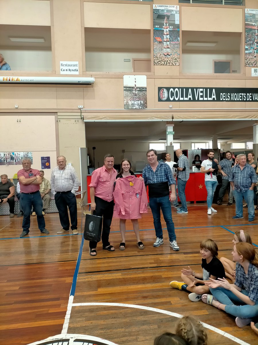 collavella's tweet photo. 📸 La família de la Colla Vella dels Xiquets de Valls continua creixent.

👏 Benvingudes Dúnia i Aina, benvinguts Marc i Pol!

#GanesdeVibrar #Castelleres #Castellers #Castells #CollaVella #XiquetsDeValls https://t.co/jFHv5WRniz