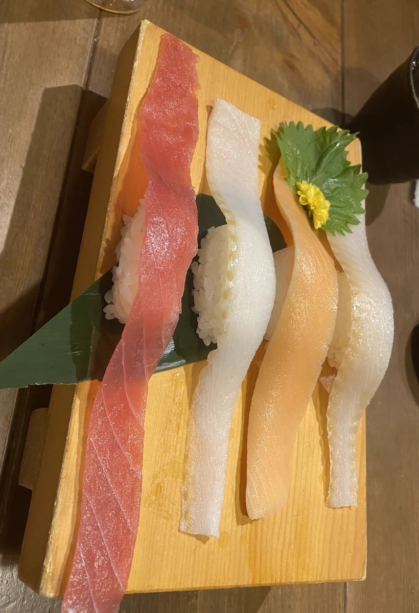 お寿司屋さんで新型のアップルウォッチ発見！美味しそう♡