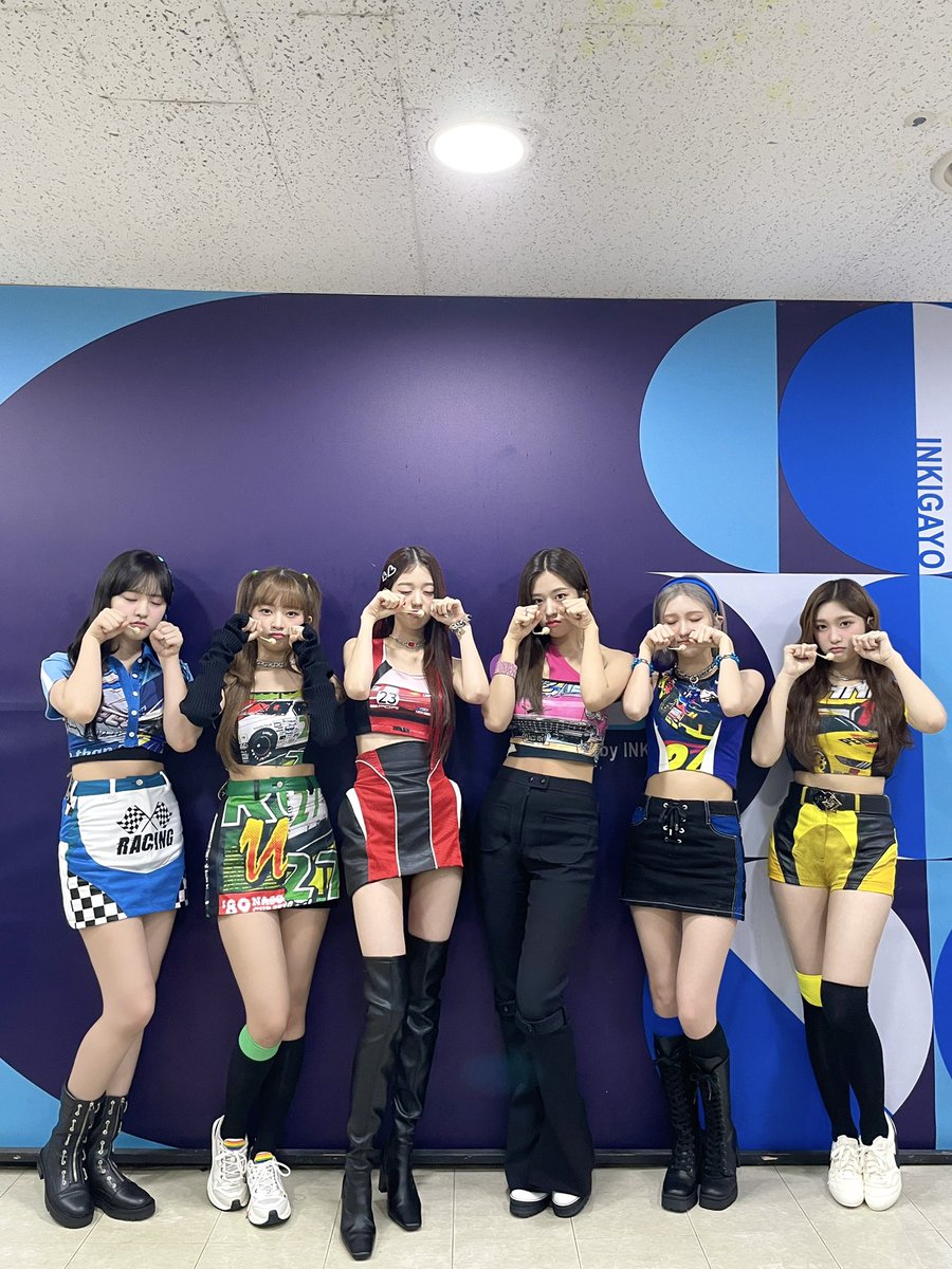 LEElSEO's tweet image. Taking a photo of the final promotion stage, they are cutely shown with a dejected look due to the accelerating passage of time. Even so, they are incredibly appreciative of the dives' continued support and affection as they make their second comeback. ʚ♡̷̸⁩ɞ