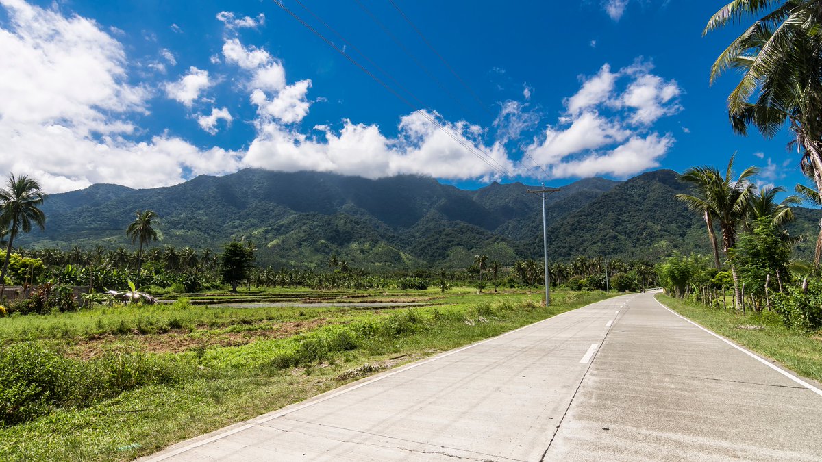 PhilippineStar's tweet photo. LUZON’S NATURAL BARRIER AGAINST TYPHOONS 🙏

File photos show Sierra Madre, the longest mountain range in the Philippines. It has the largest old-growth forest cover and acts as the country’s natural shield against typhoons. https://t.co/bHeXBkOmUu