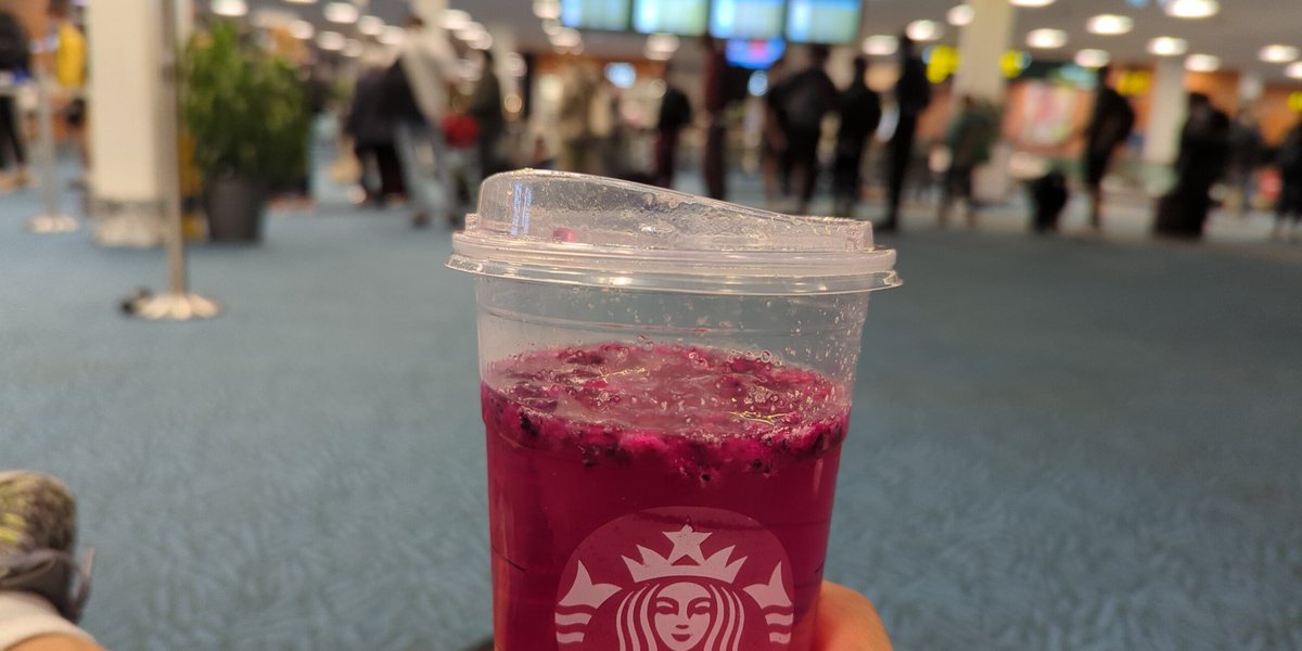 TechBenchTV's tweet image. Why does everyone fight so hard to get on the plane first? Much nicer to chill at the gate... @Vanessa_Ainsley you fly a bunch. Any idea? Is it like this in other parts of the globe? #notsponsoredimjustaddictedtostarbucks