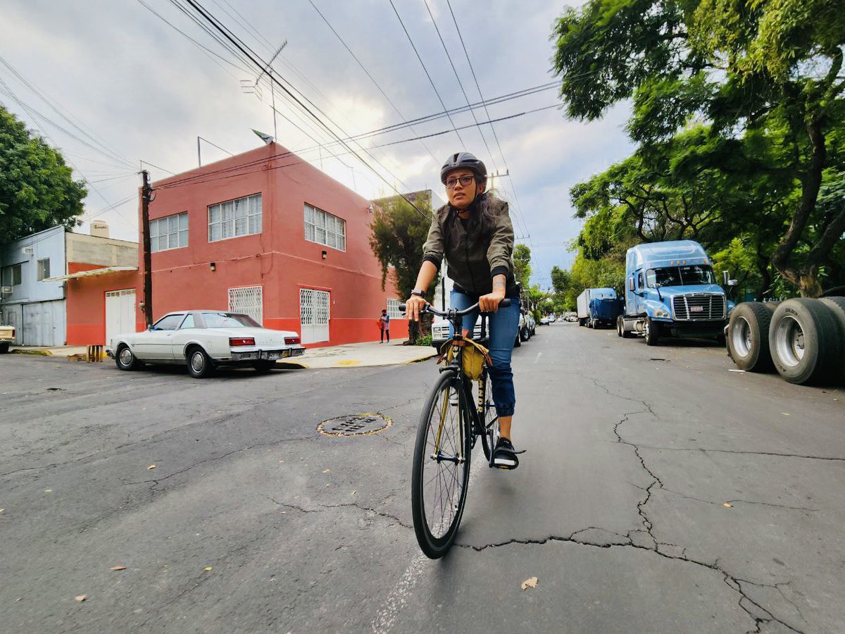 Lubeck_'s tweet photo. ¿No te cansas de usar tu bici diario? 

¿Por qué dejaría pasar un día sin  hacer lo que me hace feliz?  

#LaVidaEnBici #FixedLife https://t.co/FTUa4lToJA