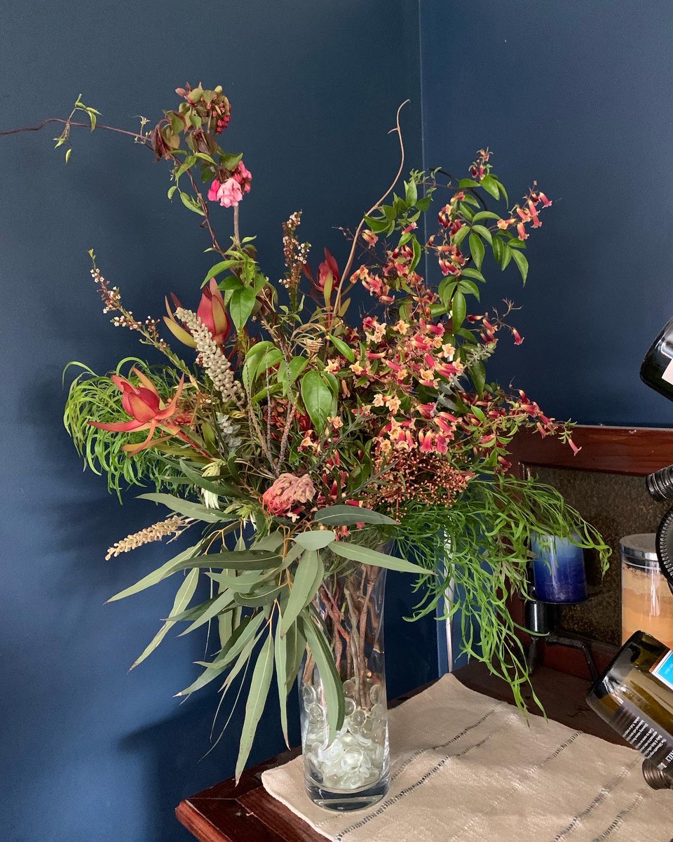 BlingCottage's tweet photo. Pretending it’s a perfect Spring and I don’t have to fight my way through weeds and mud to fill a vase with flowers. 🤦🏼‍♀️ https://t.co/PgmsvUGZyu