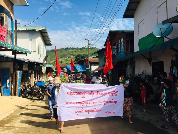 The main strike protesters in Kachin State's #Hpakant township staged an anti-coup protest on Sep 26, to mourn Hpakant &amp; Myanmar PDF comrades and ERO comrades who had fallen during Spring Revolution and show their support to NUG, KIA &amp; PDF
#2022Sept26Coup
#WhatsHappeninglnMyanmar