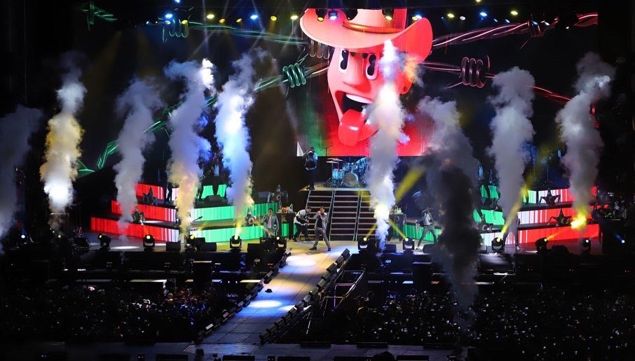 ¡Superando a Vicente Fernández… rompen récord en el Zócalo de la CDMX! 🎶‼️
La Jefa de Gobierno de la Ciudad de México, anunció que el concierto de #GrupoFirme en el Zócalo tuvo una asistencia de aproximadamente 280 mil personas. El récord anterior fue de 217 mil