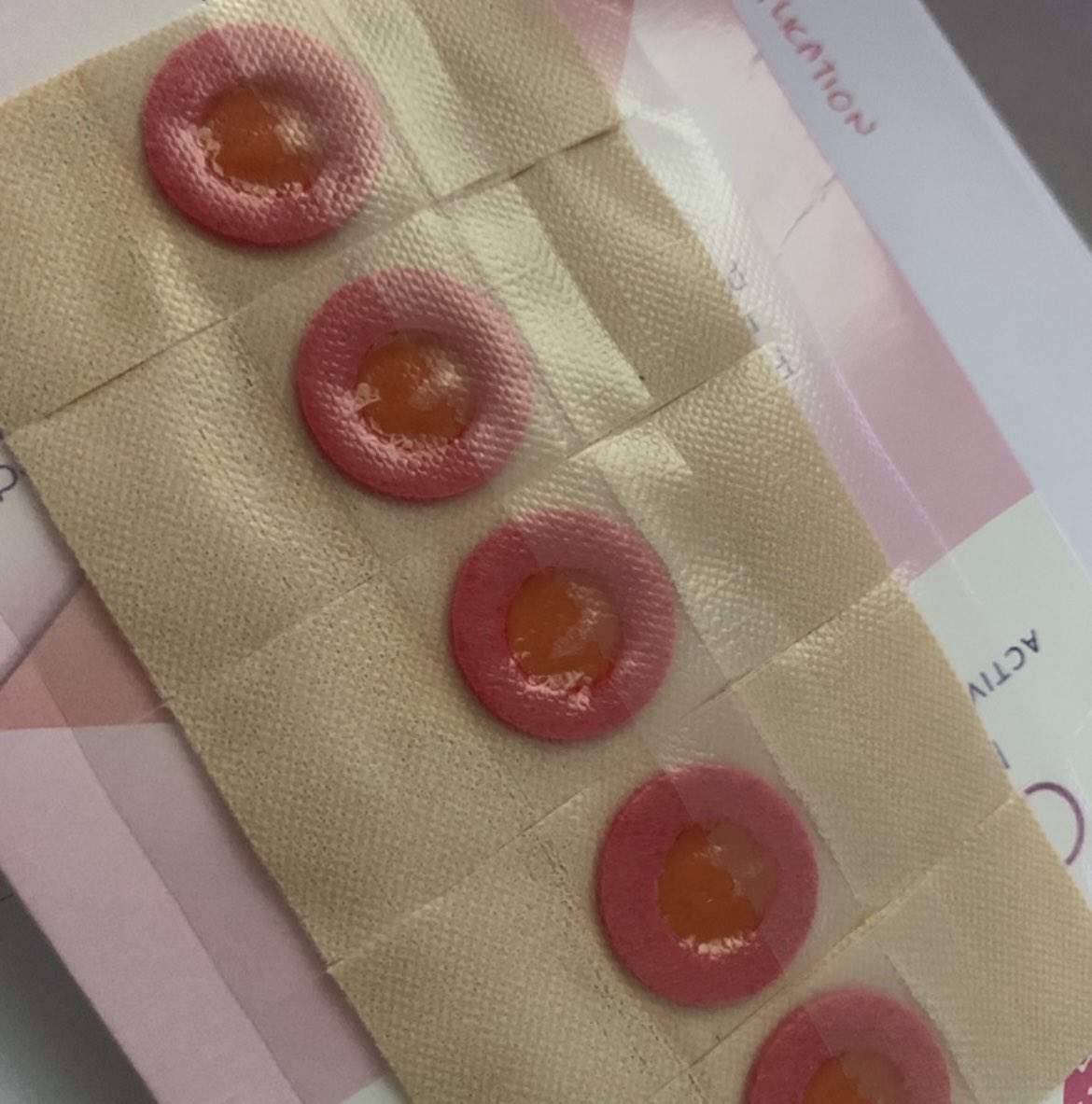 officialfans95's tweet photo. Plaster ketuat ni memang works for me! Pakai 1 pek 5pcs dah boleh tanggal! Tanpa rasa sakit ye.. Dah lama sangat derita dengan ketuat kat jari ni!! Akhirnya tanggal jugak.. Sebelum ni memang teruk, sampai down nk sarung cincin masa bertunang😞
.
beli sini: https://t.co/XxByJQY20Z https://t.co/O1gahVjYY0