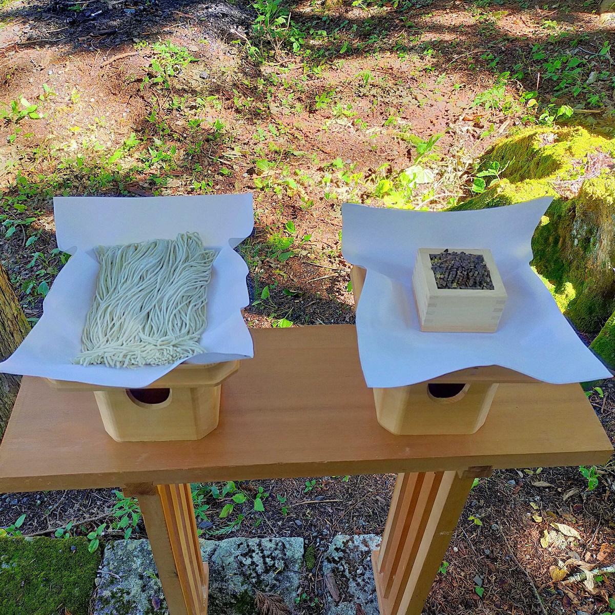 furusatonagawa's tweet photo. 本日、奈川そばを地域の産土神である子安諏訪神社へ奉納とながわ山彩館にて振る舞いそばも行いました。
今年のおそばもまた美味しい！
10月1日より「第32回奈川秋の新そばまつり」開催となります。
ざるVSとうじあなたはどっち？投票も開催をいたします。
詳しくはこちら→https://t.co/mgNVGuGkJy https://t.co/9bqaCFoSLL