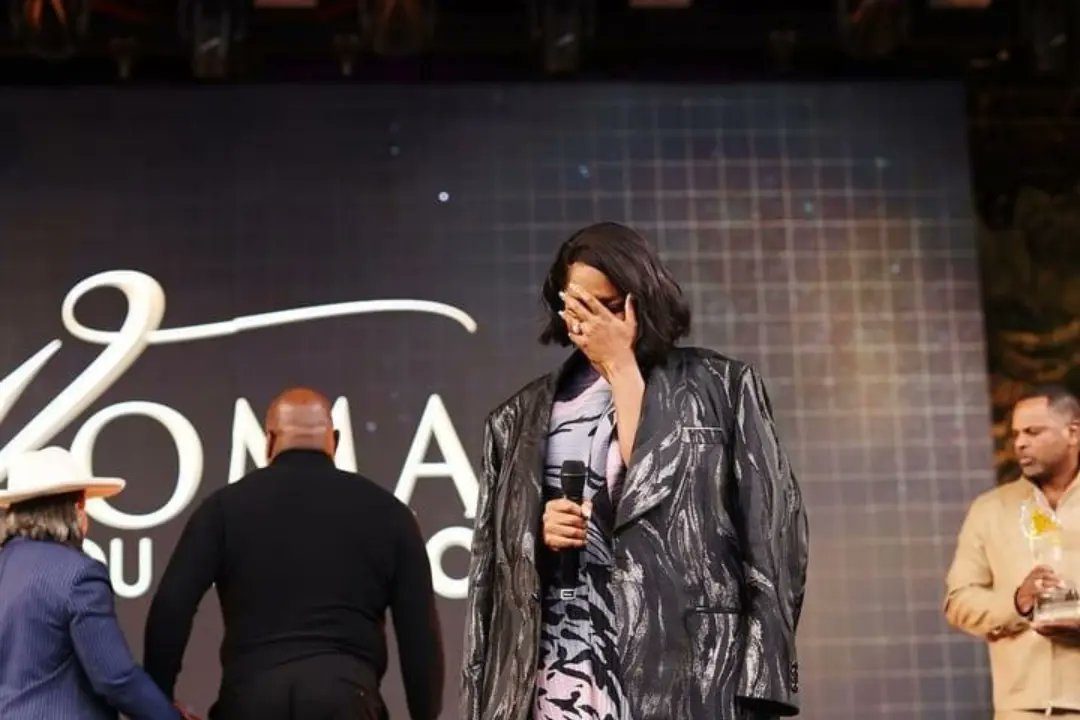 X2DTV's tweet photo. Bishop T.D JAKES hands over "women's Empowerment "to Daughter @sarahjakesroberts .
"The women thou art loosed" has become a major program that helps the women go past the hurts, pain, dissappinment that has held them down. https://t.co/UWHIxNsc8x