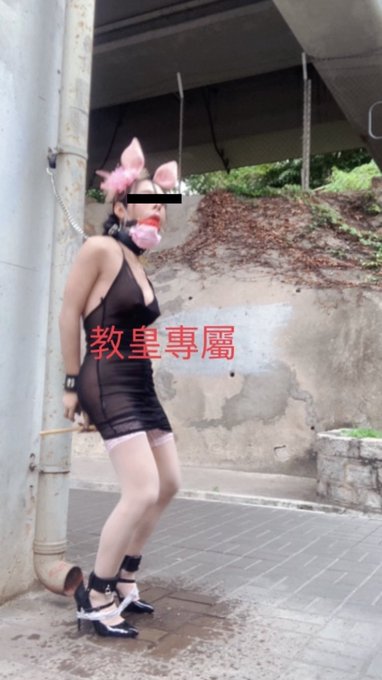 母豬沒機會逃跑 只能羞恥面對的任務 要求 背掛身分證 透視妓女裝 反手鎖著 高跟鎖 口球  鼻勾 把她鎖在人來人往路邊 當眾噴尿 手拿遙控跳蛋獎勵棒 多段視頻在群內 https://t.co/aVRr<a href="/tag/bdsm"class="tags"><span>#bdsm</span></a><a href="/tag/sub"class="tags"><span>#sub</span></a><a href="/tag/sm"class="tags"><span>#sm</span></a><a href="/tag/%E5%A5%B3%E6%95%99%E5%B8%AB"class="tags"><span>#女教師</span></a><a href="/tag/%E9%9C%B2%E5%87%BA"class="tags"><span>#露出</span></a><a href="/tag/%E6%AF%8D%E7%8B%97"class="tags"><span>#母狗</span></a><a href="/tag/%E7%A6%8F%E5%88%A9"class="tags"><span>#福利</span></a><a href="/tag/%E5%8F%8D%E5%B7%AE"class="tags"><span>#反差</span></a><a href="/tag/%E8%B0%83%E6%95%99"class="tags"><span>#调教</span></a><a href="/tag/%E5%A5%B3%E5%A5%B4"class="tags"><span>#女奴</span></a><a href="/tag/%E4%BA%A4%E5%8F%8B"class="tags"><span>#交友</span></a>