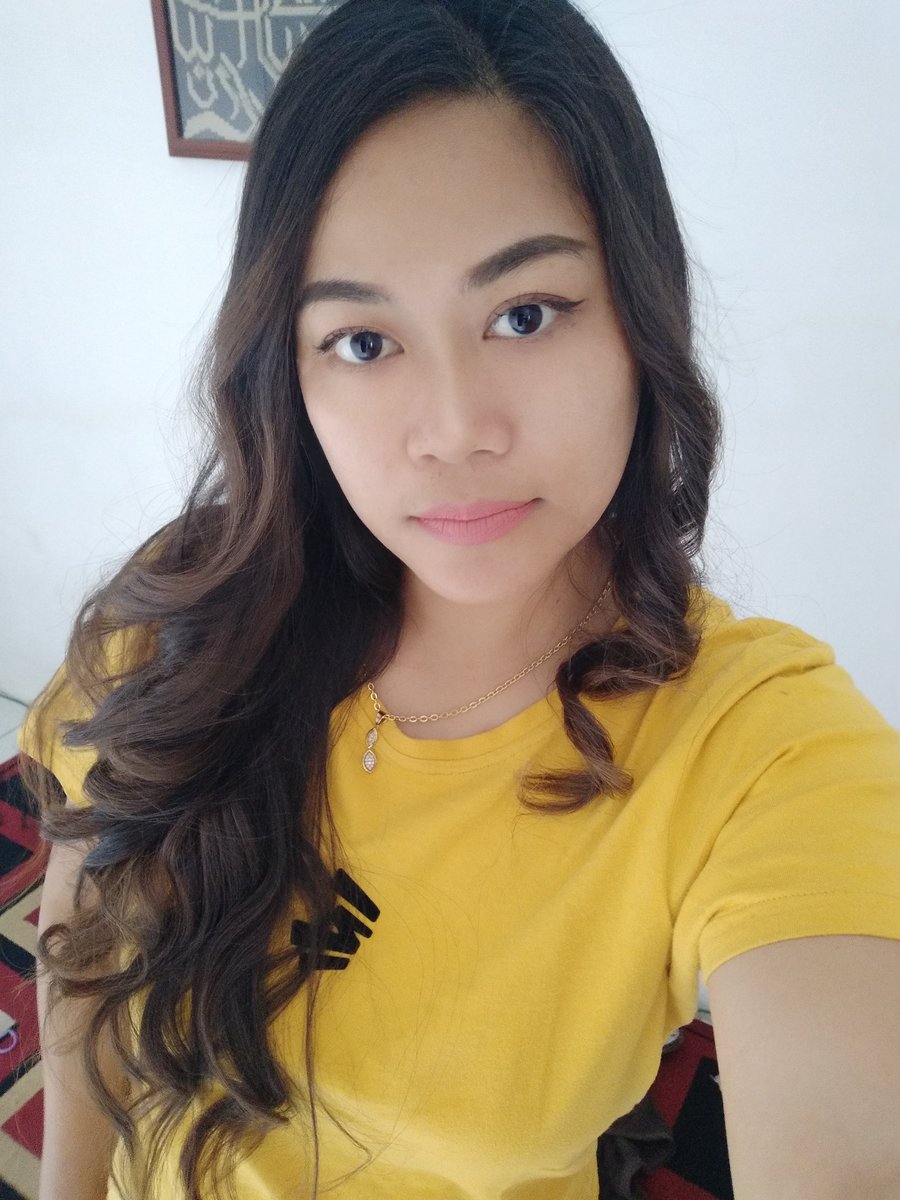Rere_Bandung's tweet photo. Melakukan hal2 yg gak penting itu seperti udha mandi ,rambut di kriwel2, makeupan .. Endingnya tidur.. Malamnya jalan.. Keburu make up nya lunturrr🤣🤣 https://t.co/Dtx8tMwdhu