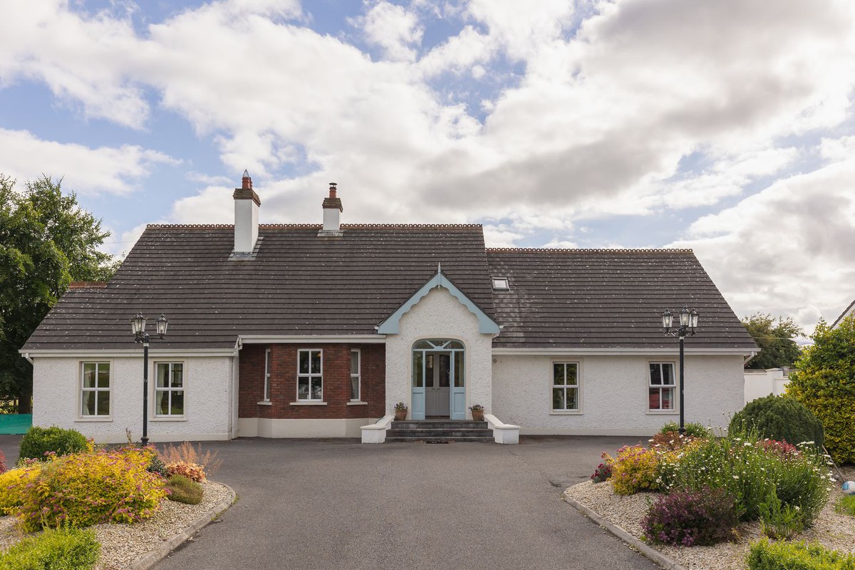 Perfect_ie's tweet photo. Ticking all the boxes in Clara, Offaly ☑️🏡💖
https://t.co/ieZeIeIAMH
#clara #offaly #forsale https://t.co/uN6s2CHHPT