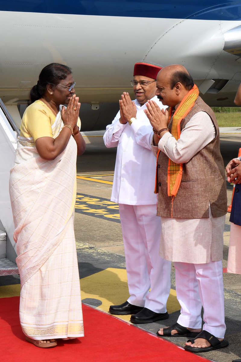 Governor of Karnataka Shri Thaawarchand Gehlot and Chief Minister Shri Basavaraj S Bommai received President Droupadi Murmu on her arrival at Mysuru. This is the first visit of President Droupadi Murmu to any state as President of India.