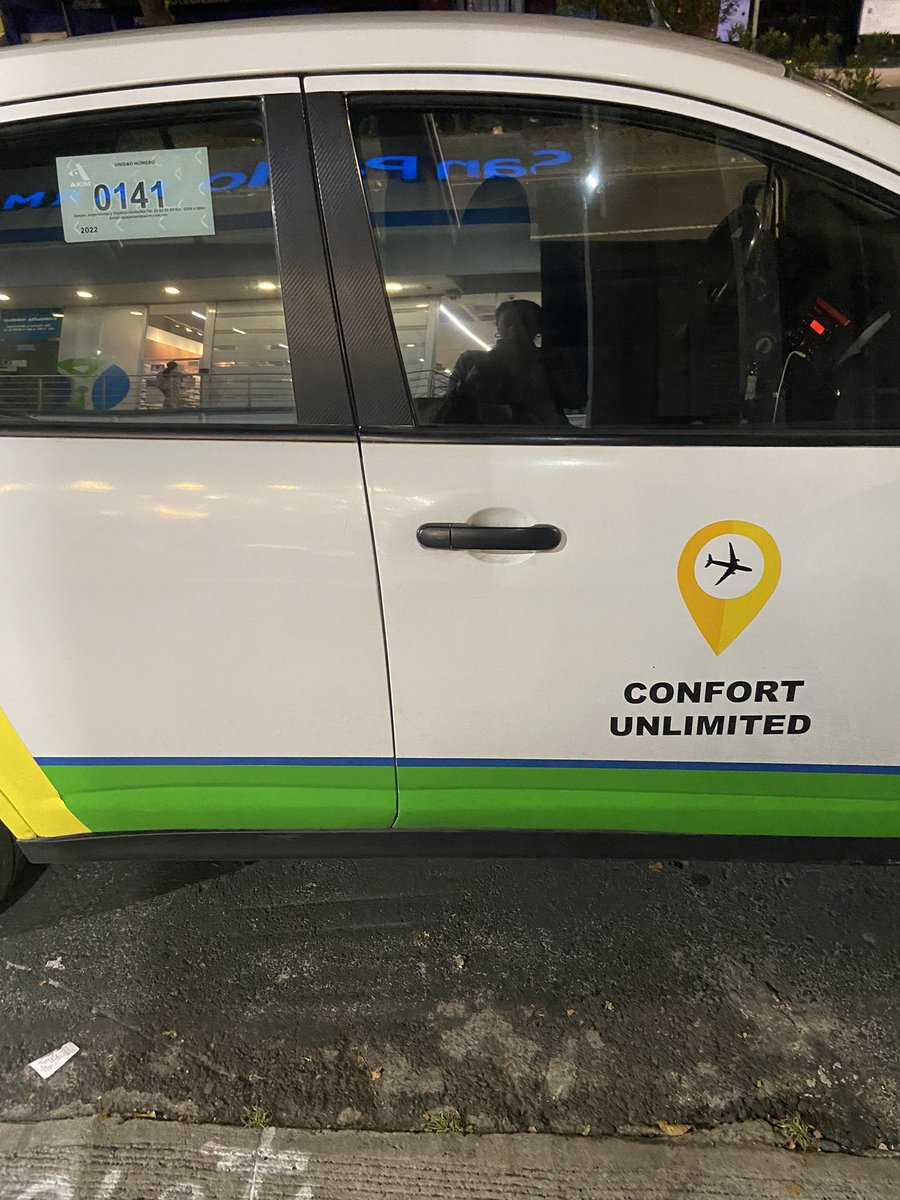 ginavarela's tweet photo. Este taxi del @AICM_mx me bajo en observatorio a las 12am , con todas mis maletas porque “él no va hacia Santa Fe”
Una mierda la compañía #confort que me dio esta tarifa para mi casa y no la respetó.
El señor me dijo que si no le pagaba más, me regresaba al aeropuerto. https://t.co/ZFd4N4l3hb