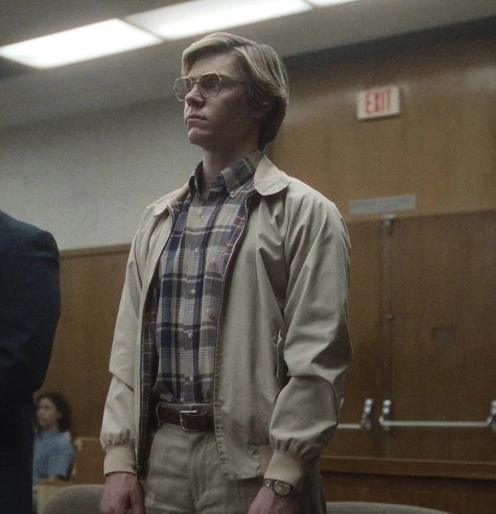 evansfiles's tweet photo. more stills of evan peters as jeffrey dahmer https://t.co/zzYEsr2Xnu
