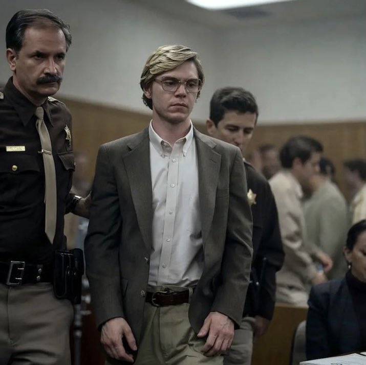 evansfiles's tweet photo. more stills of evan peters as jeffrey dahmer https://t.co/zzYEsr2Xnu