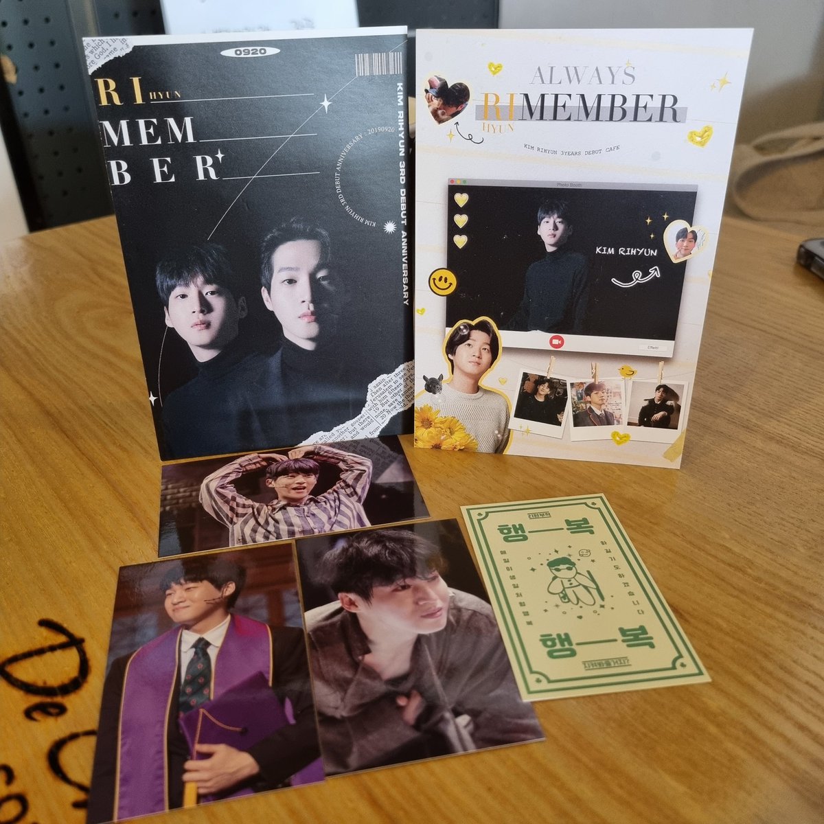 a_miraculous_fa's tweet photo. 마지막날가서 음료 3잔 시키고 포카깡하고ㅋㅋㅋㅋ 중복도 귀여워서 행복했어ㅠㅠㅠ

#RI_MEMBER0920 
#김리현데뷔3주년축하해
#나_이제_데뷔3주년이야_지켜봐줄거지 https://t.co/rpcdBJ5Nvj