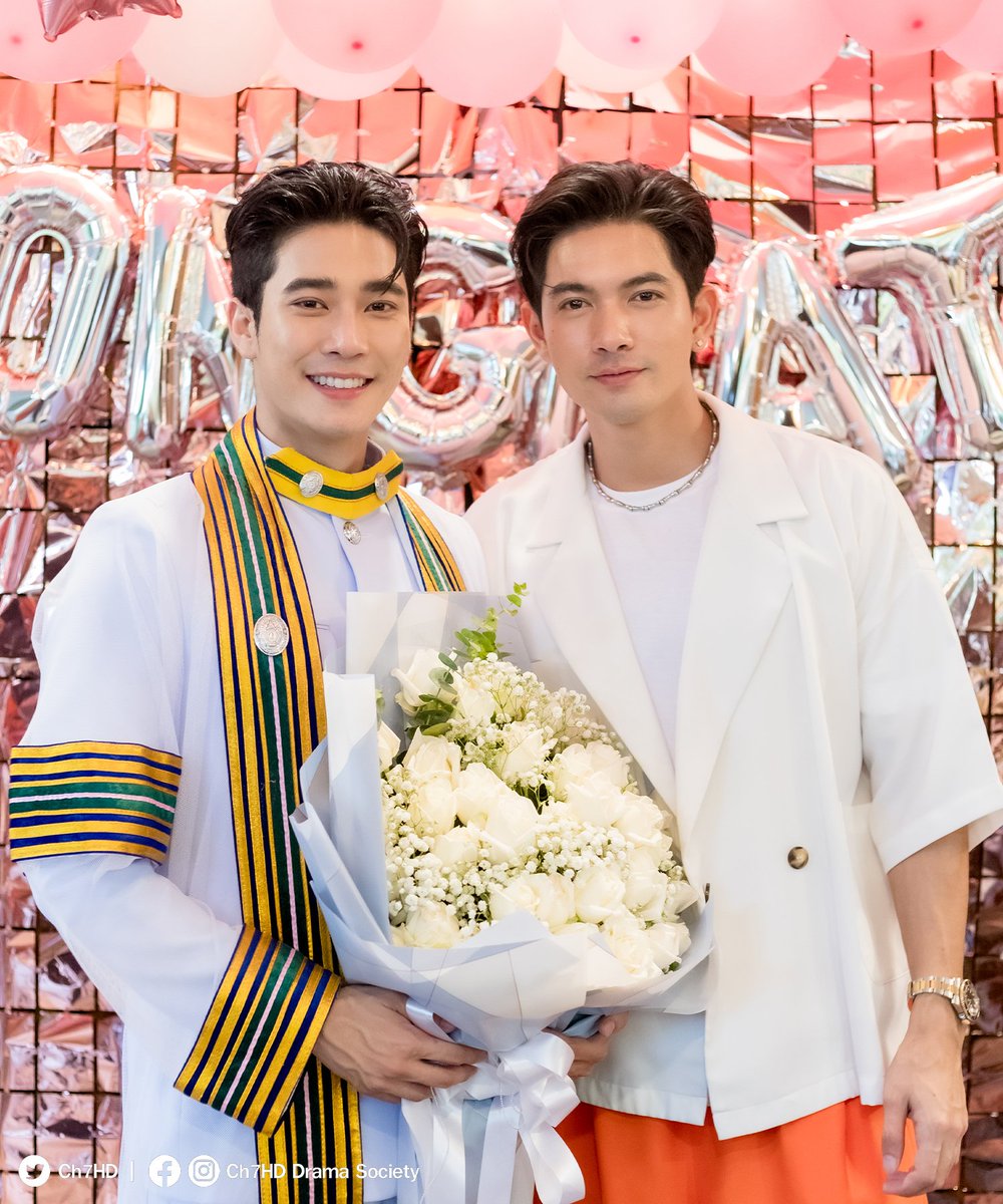 Ch7HD's tweet photo. 🎓 Congratulations #ยูโรยศวรรธน์ บัณฑิตสาขาวิชานิเทศศาสตร์ คณะวิทยาการจัดการ มหาวิทยาลัยราชภัฏอุดรธานี โดยมีพระเอก #เข้มหัสวีร์ เเละครอบครัวมาร่วมแสดงความยินดีด้วยจ้า 👏🏻

#Ch7HDStars
#Ch7HDDramaSociety https://t.co/OWwtXkt6Qu