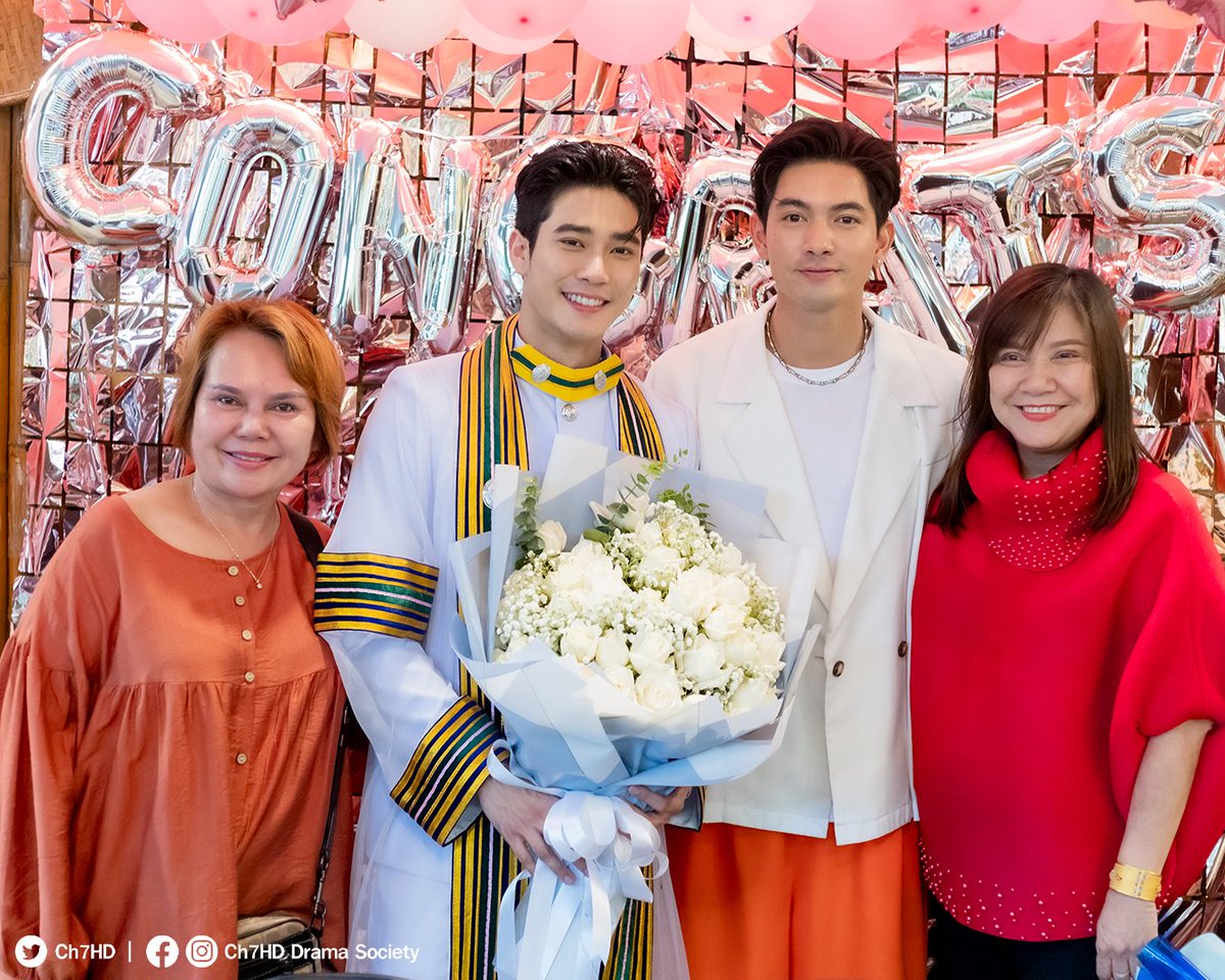 Ch7HD's tweet photo. 🎓 Congratulations #ยูโรยศวรรธน์ บัณฑิตสาขาวิชานิเทศศาสตร์ คณะวิทยาการจัดการ มหาวิทยาลัยราชภัฏอุดรธานี โดยมีพระเอก #เข้มหัสวีร์ เเละครอบครัวมาร่วมแสดงความยินดีด้วยจ้า 👏🏻

#Ch7HDStars
#Ch7HDDramaSociety https://t.co/OWwtXkt6Qu