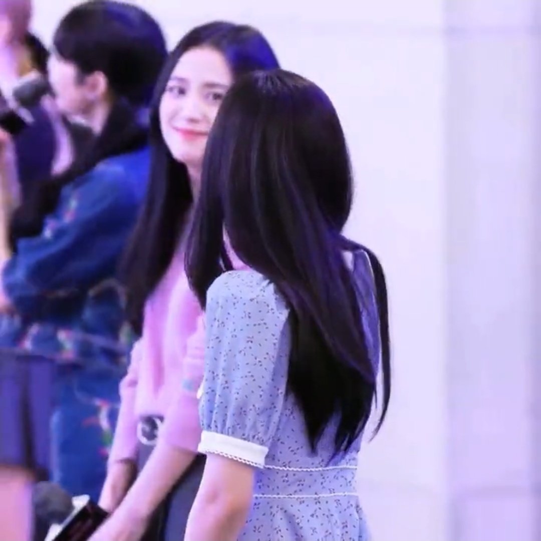 jnspics's tweet photo. i too would giggle and blush if jisoo smiled at me https://t.co/l7eHOizrDs