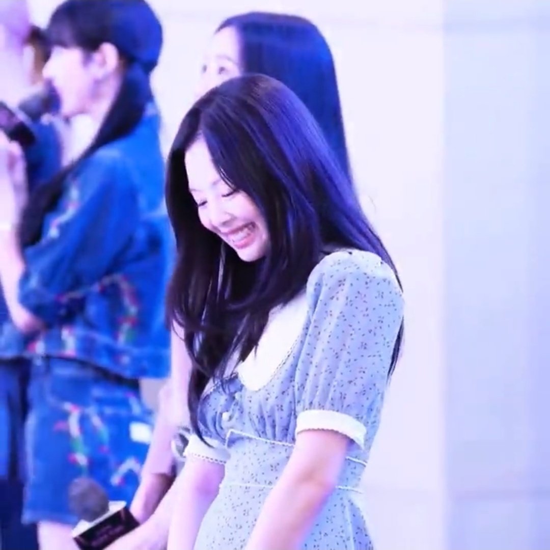 jnspics's tweet photo. i too would giggle and blush if jisoo smiled at me https://t.co/l7eHOizrDs