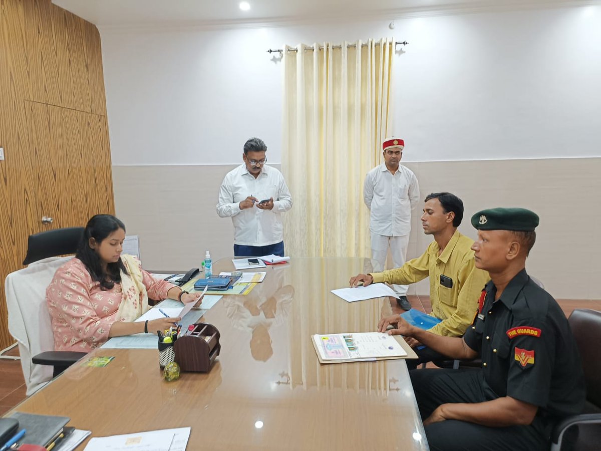 AdminGhazipur's tweet photo. जनशिकायतों के त्वरित निस्तारण के लिए कलक्ट्रेट कार्यालय उपस्थित हुए लोगों की समस्याओं शिकायतों को गम्भीरता से सुन अधिकारियों को गुणवत्तापूर्ण निस्तारण के निर्देश दिए। @CMOfficeUP @ChiefSecyUP @UPGovt https://t.co/Yk9MjOWDn3