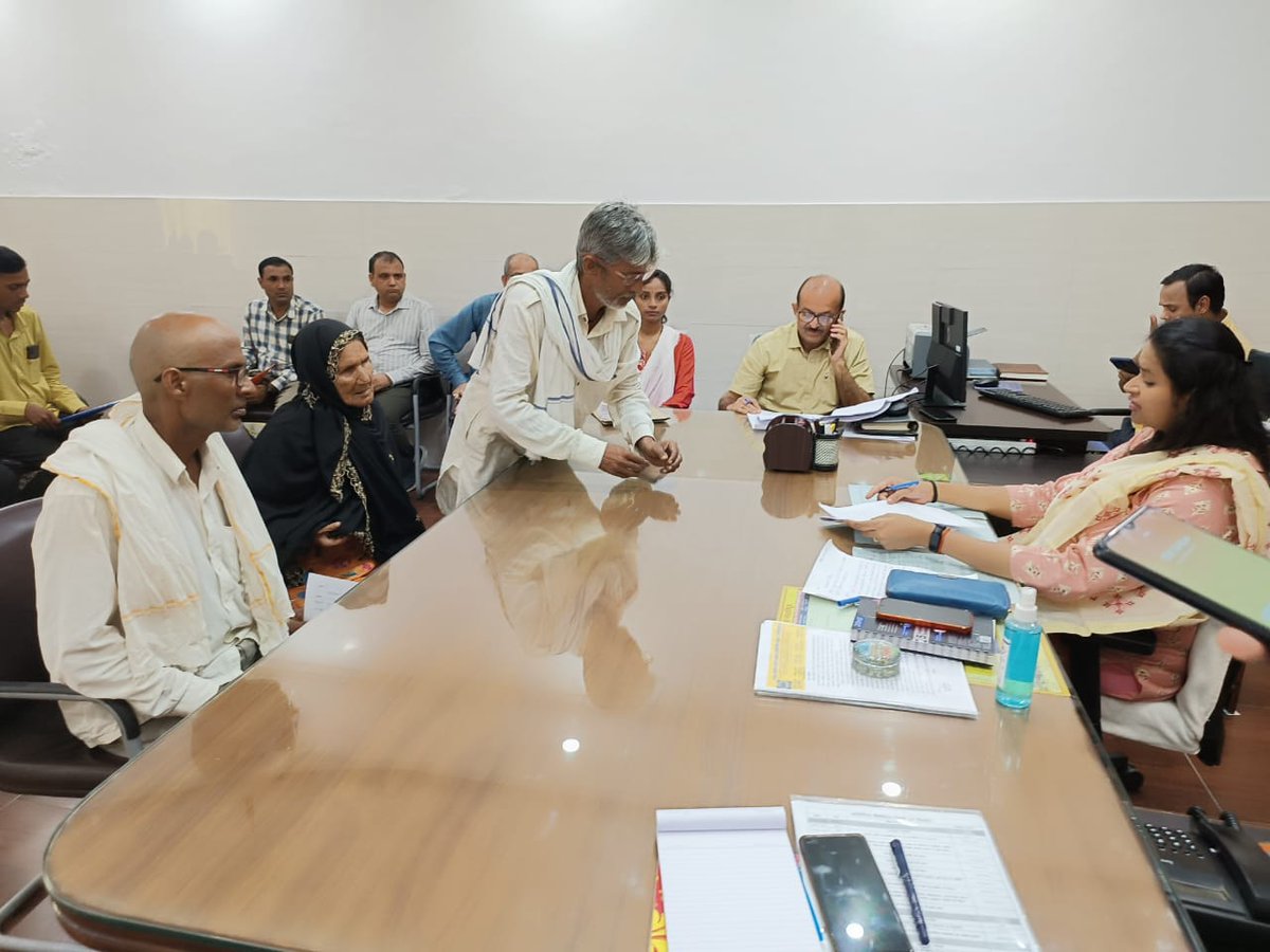 AdminGhazipur's tweet photo. जनशिकायतों के त्वरित निस्तारण के लिए कलक्ट्रेट कार्यालय उपस्थित हुए लोगों की समस्याओं शिकायतों को गम्भीरता से सुन अधिकारियों को गुणवत्तापूर्ण निस्तारण के निर्देश दिए। @CMOfficeUP @ChiefSecyUP @UPGovt https://t.co/Yk9MjOWDn3