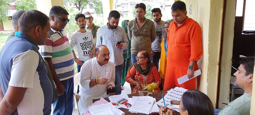 BJPmunish's tweet photo. #Jammu_West
#जम्मू_वेस्ट_विधानसभा के अलग अलग #Polling_Booth पर जाकर लोगों से #नए_वोट बनाने की अपील की और #BLO's को #BLA  के साथ लोगों से घर घर जाकर संपर्क करने की प्राथना की ताकि समाज का कोई नौजवान जो #1st_October को #18_साल का होगा वो अपना वोट बनवा सके 
#जय_हिन्द https://t.co/4CubgXSld5
