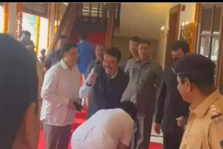 yogesh sawant (@yogi_9696) on Twitter photo एका ब्राम्हणाने मंत्रीपदाच दान झोळीत टाकून झोळी भरल्याने पायात पडून आभार व्यक्त करताना तानाजी सावंत.
<a href="/TanajiSawant4MH/">Dr. Tanaji Sawant - डॉ. तानाजी सावंत</a> एका ब्राम्हणाने मंत्रीपदाच दान झोळीत टाकून झोळी भरल्याने पायात पडून आभार व्यक्त करताना तानाजी सावंत.
<a href="/TanajiSawant4MH/">Dr. Tanaji Sawant - डॉ. तानाजी सावंत</a>