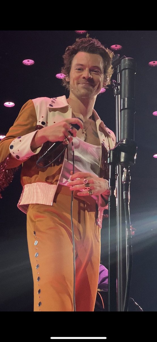 that1mnm's tweet photo. photos of Harry at the #hslotaustin that I can’t believe I took, a thread: https://t.co/F4BXE8fYdZ