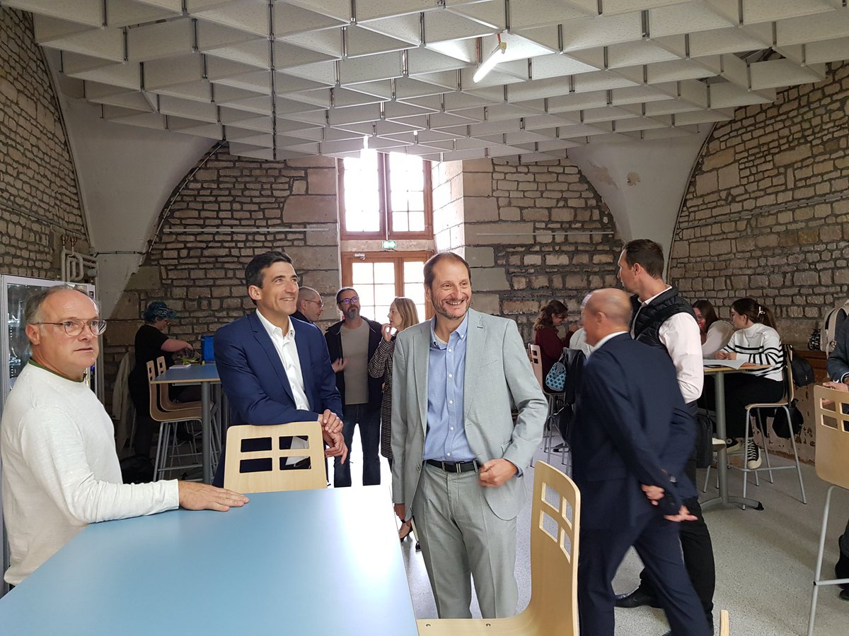 NiortAgglo's tweet photo. #NiortAgglo #Niort Le renouveau du quartier de la Colline Saint-André passe aussi par le développement de l'enseignement supérieur au centre Du Guesclin. Grâce à l'investissement de @NiortAgglo, 470 étudiants @NiortUco @ExceliaGroup sont accueillis sur le site pour la rentrée. https://t.co/qays0hi8FX