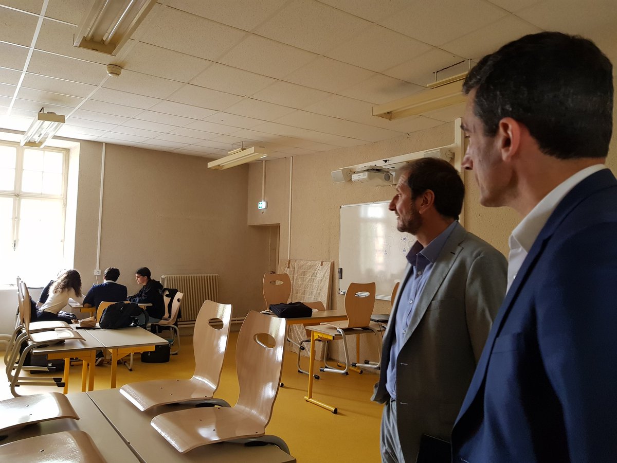 NiortAgglo's tweet photo. #NiortAgglo #Niort Le renouveau du quartier de la Colline Saint-André passe aussi par le développement de l'enseignement supérieur au centre Du Guesclin. Grâce à l'investissement de @NiortAgglo, 470 étudiants @NiortUco @ExceliaGroup sont accueillis sur le site pour la rentrée. https://t.co/qays0hi8FX
