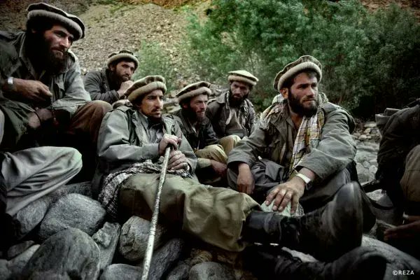 BiruniKhorasan's tweet photo. The Persian word for "commander" is "farmândeh" (فرمانده). But in Afghanistan´s Persian dialects we use mostly "qumandân" (قومندان) which is a loanword from English language. 

The word "commander" comes from Old French "cumandeur", "commandant" in Modern French. https://t.co/39hx3EnkQ2