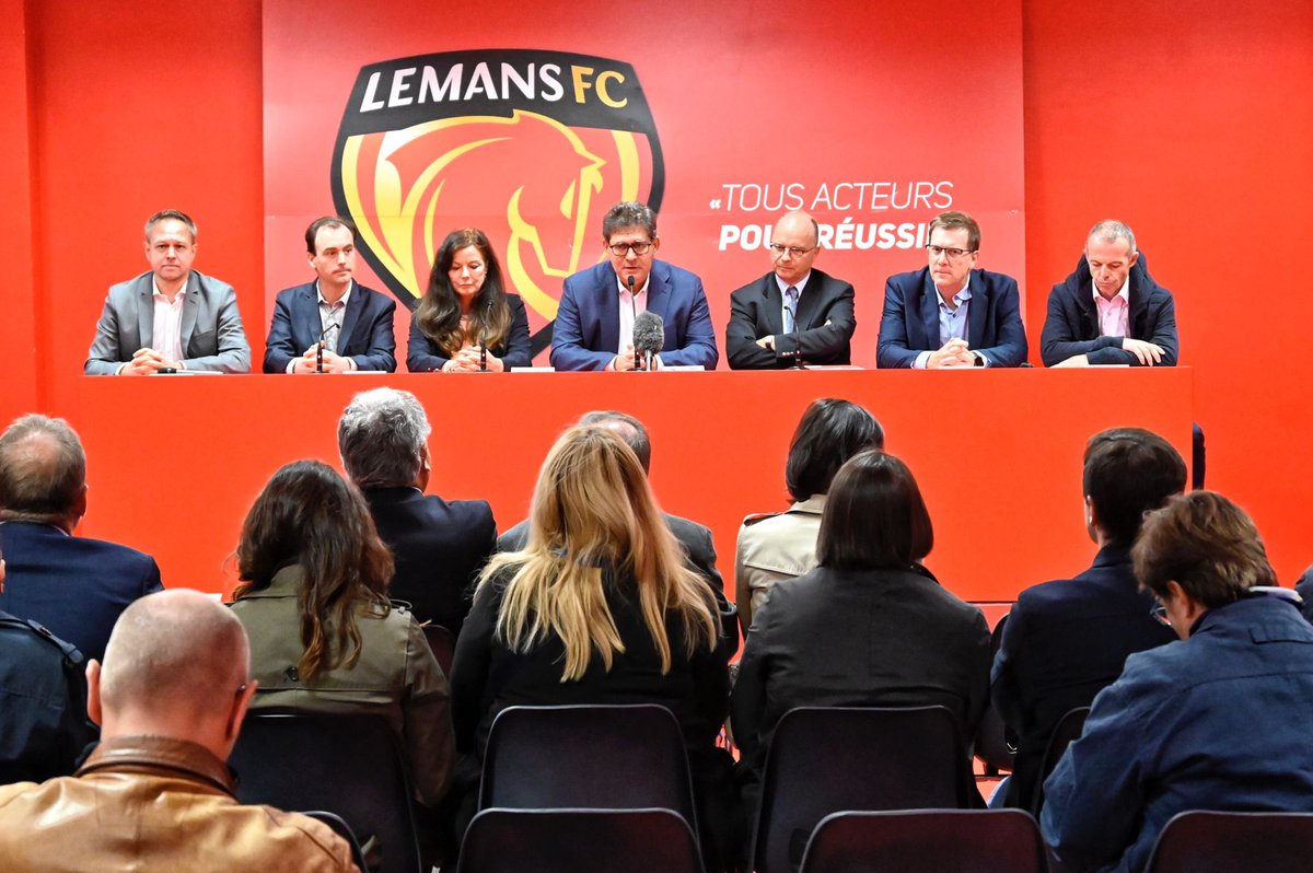 lasarthe_72's tweet photo. Samuel Chevallier, Président de la commission Emploi, Insertion et Logement, représentant Dominique Le Mèner, Président du Conseil départemental de la #Sarthe, présente le forum "Un But pour l'Emploi", aux côtés de Thierry Gomez, Président du club Le Mans FC. https://t.co/joe81WHb6h