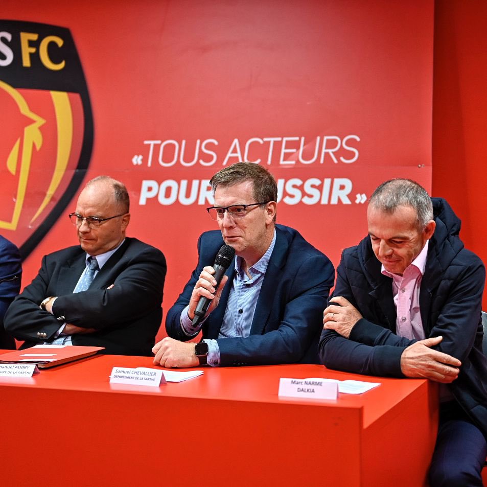 lasarthe_72's tweet photo. Samuel Chevallier, Président de la commission Emploi, Insertion et Logement, représentant Dominique Le Mèner, Président du Conseil départemental de la #Sarthe, présente le forum "Un But pour l'Emploi", aux côtés de Thierry Gomez, Président du club Le Mans FC. https://t.co/joe81WHb6h