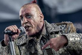 PPalimpsestt's tweet photo. Mogę jeszcze słuchać #Rammstein czy jestem już Niemcem? 
Czy 2 godzinki #BayerFull dziennie w ramach pokuty będą wystarczająco patriotyczne?
#pisland https://t.co/C9YP7Ahyi0