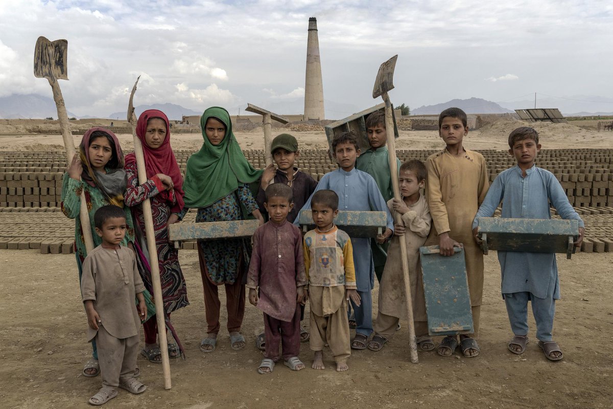 zujpaszcza's tweet photo. Afganistan, rządy talibów. Dziewczynki usunięte ze szkół, dziewczyny i kobiety z uniwersytetów i miejsc pracy. Głód, bieda, praca dzieci. Co da się z tym zrobic?? 
Czy świat może to zostawić?
To ostatnie zdjęcie zapamiętam do końca życia. https://t.co/1Lv3j3X0YD
