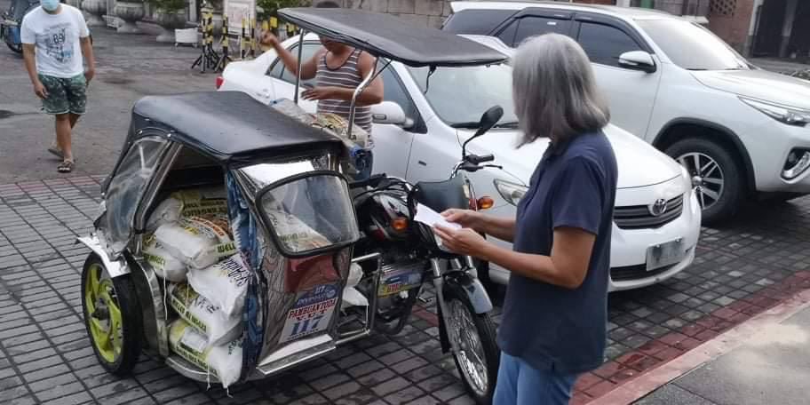 angatbuhay_ph's tweet photo. #AngatBayanihan na tayo! 

Sinimulan na po natin ang pag-distribute ng tulong sa Nueva Ecija, Quezon, Tarlac, Laguna Pampanga, at Bulacan. https://t.co/gi6bgJ9OTZ