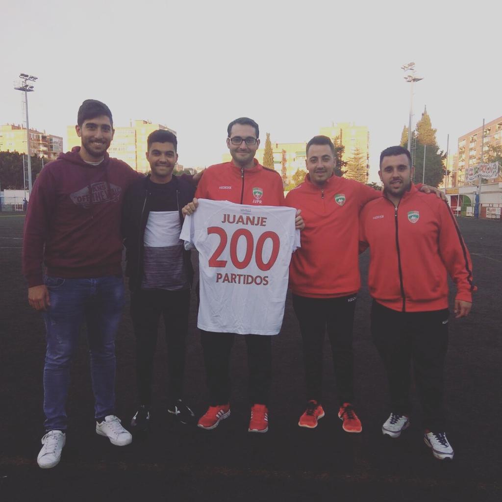 JuanjeFernandez's tweet photo. Me han comentado que mi enganchón de la semana pasada ha sido emitido por @lalibreta y @David74Sanchez hoy en #DSF...

Adjunto foto de mi época de entrenador en el @CDTiroPichon. Exclusiva, COMPETENCIA, comednos el... 🍆 https://t.co/zWJBoVyetj