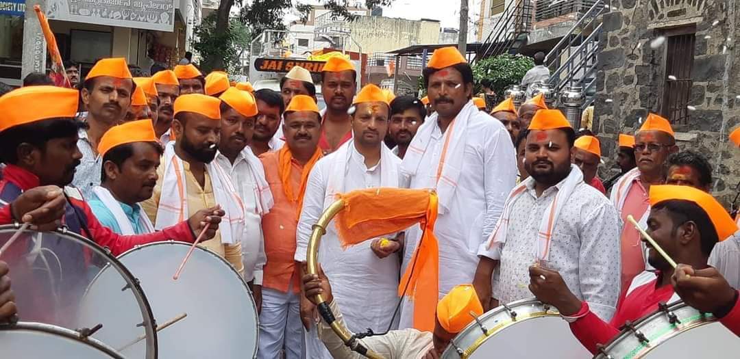 DayasagarPatil's tweet photo. ಇಂಡಿಯಲ್ಲಿ ನಡೆದ ನವರಾತ್ರಿ ಉತ್ಸವದಲ್ಲಿ ಭಾಗವಹಿಸಿ ದೇವಿಯ ಆಶೀರ್ವಾದ ಪಡೆದುಕೊಳ್ಳಲಾಯಿತು.....
#ನಾಡದೇವಿಉತ್ಸವ
#navaratri2022
#bjpindi
#bjpkarnataka
#dayasagarapatil https://t.co/0DXeYM8wbF