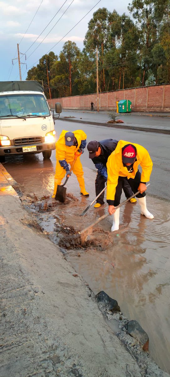 MuniRiobamba's tweet photo. Debido a fuerte lluvia caída durante el domingo, cuadrillas de la #EMAPAR realizaron trabajos de limpieza en sumideros y retiro de escombros en diferentes puntos de la ciudad afectados por la acumulación de agua en las vías. afortunadamente no se registraron anegaciones ni daños https://t.co/ap17YrOD0v