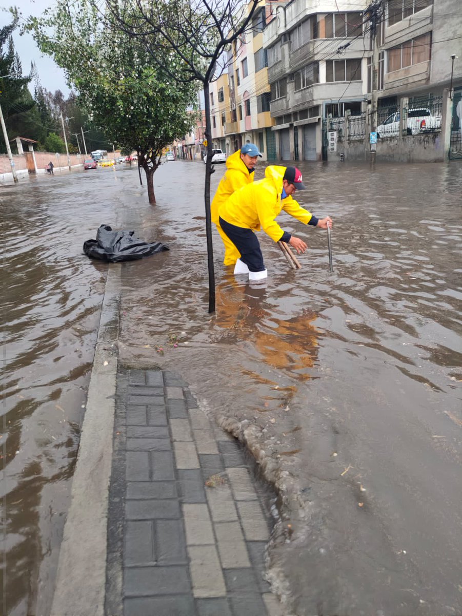 MuniRiobamba's tweet photo. Debido a fuerte lluvia caída durante el domingo, cuadrillas de la #EMAPAR realizaron trabajos de limpieza en sumideros y retiro de escombros en diferentes puntos de la ciudad afectados por la acumulación de agua en las vías. afortunadamente no se registraron anegaciones ni daños https://t.co/ap17YrOD0v