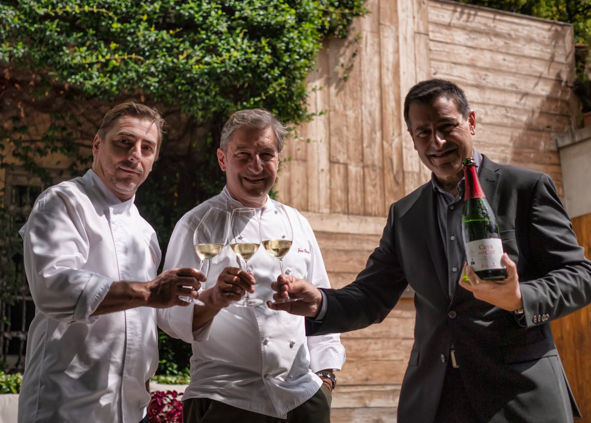 caritasdtr's tweet photo. 🍾 Comprant el #CavaAmbCor ❤ de la @confrariacava amb el suport del @CanRocaCeller. col·labores amb projectes d’#infants i #joves de @CaritasCataluny, que durant el 2021 va desenvolupar 220 projectes adreçats a famílies.
Llegeix la notícia sencera 👉 https://t.co/Ly3B14DMQM https://t.co/M3cff0XZLe