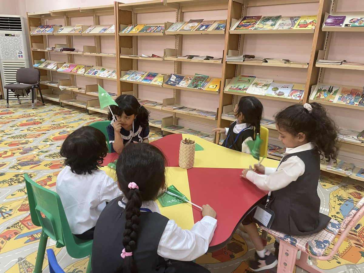 QatifLibrary's tweet image. مركز إلياس لضيافة الأطفال في زيارتهم الى #المكتبة_العامة_بالقطيف والاستمتاع بالبرامج المتنوعة خلال الزيارة والاحتفاء ب #اليوم_الوطني_السعودي_92 #رياض_الأطفال #الرحلات_المدرسية #القطيف #المكتبات_العامة #القراءة #الأطفال