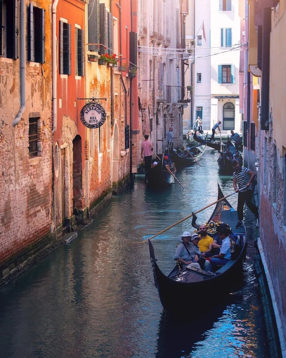kuttikavithai's tweet photo. Some photos from Venice 🇮🇹
#onelove #venice #venezia #veniceitaly #italia #italy #friday #lagoon #grandcanal #canalgrande #veneziaitalia #sanmarco https://t.co/rofRRJRK86