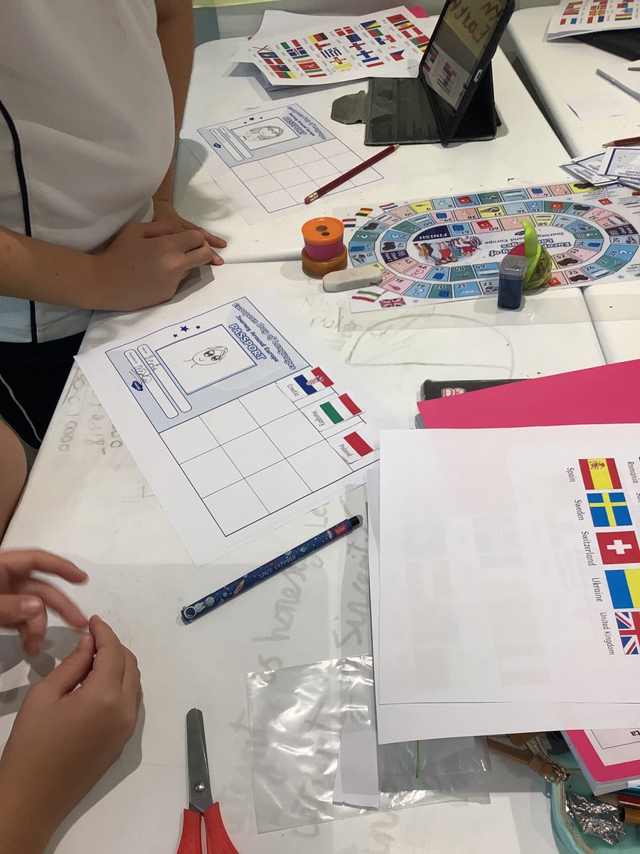 ReptonADMFL's tweet photo. Year 5 - On célèbre ‘La Journée Européenne des Langues’! #mfltwitterati #europeandayoflanguages #french ⁦⁦@ReptonAbuDhabi⁩ ⁦@ReptonADYr5⁩ ⁦@ASmithRAD⁩ ⁦@CHallRAD⁩ https://t.co/24VbQdg9rT