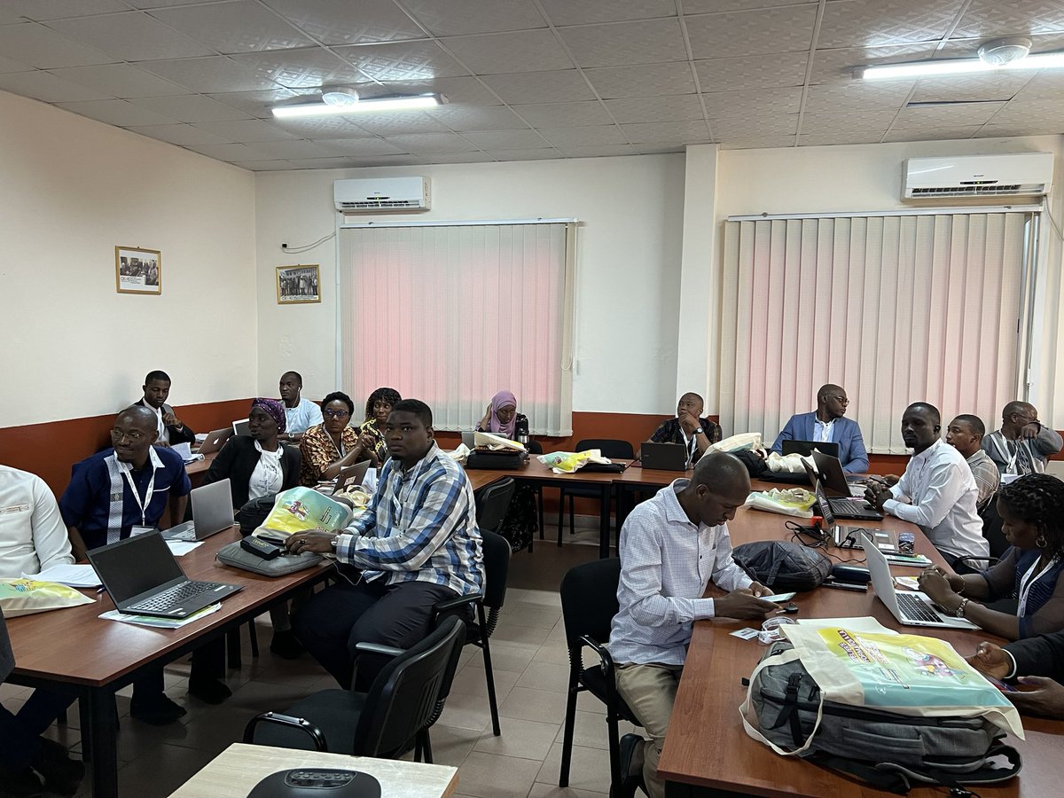 Edouard_Lhomme's tweet photo. Top dรฉpart pour 4jours de formation ร la recherche clinique. Un atelier #capacitybuiling pour former les investigateurs et futurs investigateurs, co-organisรฉ par @Isped_Bordeaux @Cerfig_officiel @UGANC_Guinee @Inserm avec la participation รฉgalement de @ALIMAong et @agenceANRS https://t.co/g0824uvJYb